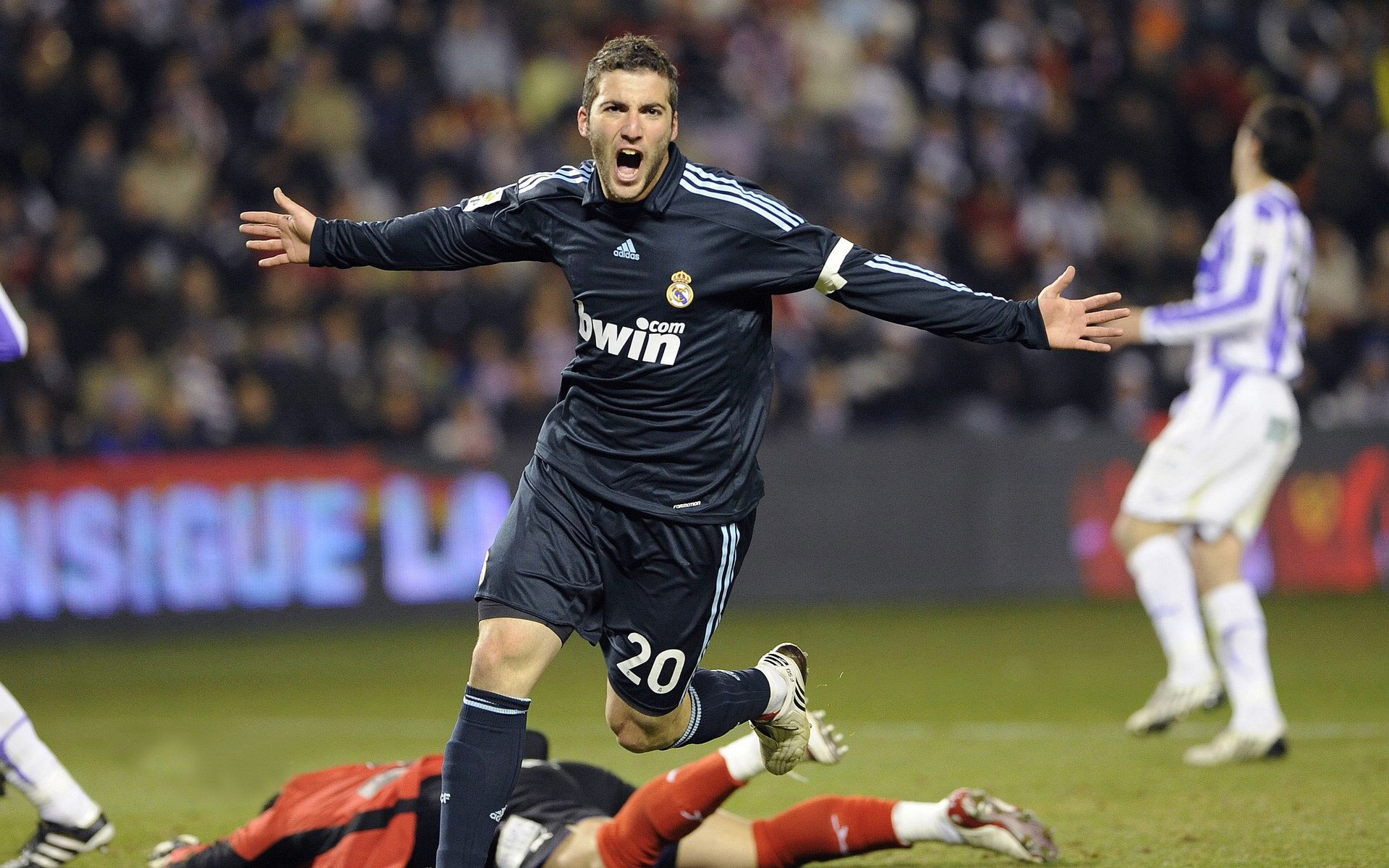 爱游戏平台体验-外援政策调整频繁影响联赛稳定，外援规划